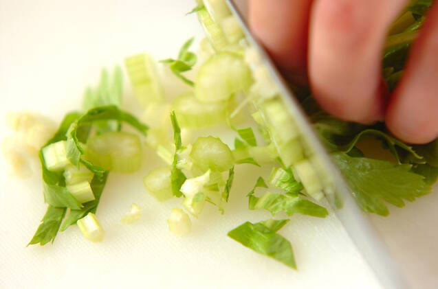 セロリの葉と根菜のスープの作り方の手順1