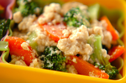 ブロッコリーのみそ豆腐和え