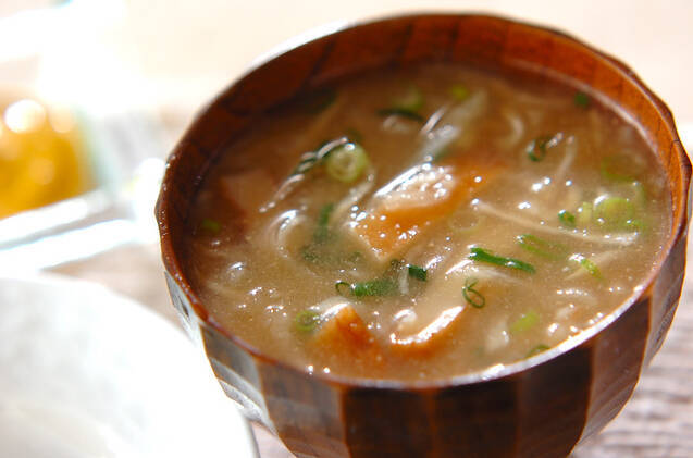 お椀に味噌汁が盛り付けられている