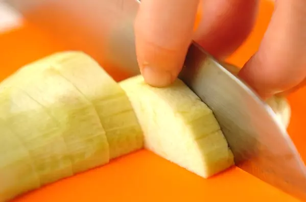 秋ナスのみそ汁の下準備1