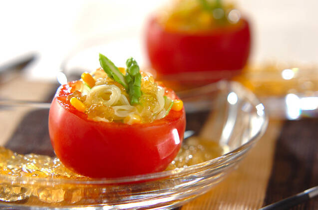 ガラス皿にのったトマトカップの冷製パスタ