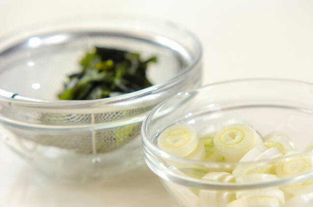 白ネギのゴマみそ汁の作り方の手順1