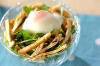 水菜と温泉卵のサラダ