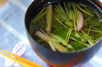 カマボコとミツバのお吸い物