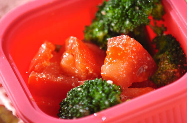 トマトとブロッコリーのチーズ和え