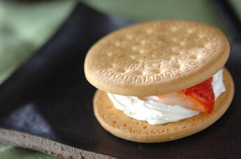 イチゴのクッキーサンド