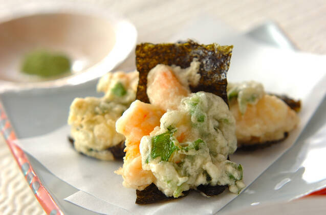 和食器に盛られた三つ葉とえびの磯辺揚げ