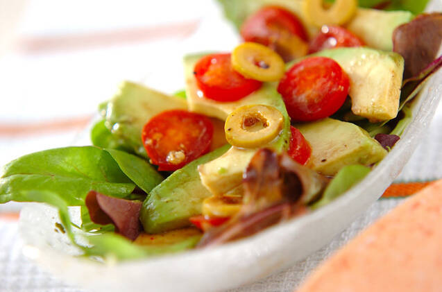 白い皿に盛られた、アボカドのカルパッチョ風サラダ