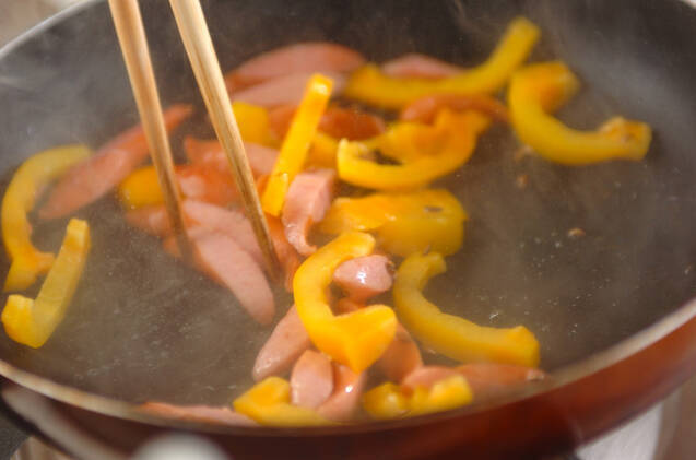 ソーセージとパプリカのクミン炒めの作り方の手順2
