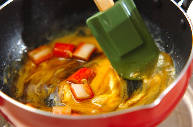 カニカマと卵のオイスター炒めの作り方の手順3