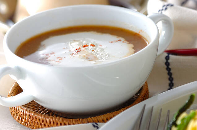 ホイップした生クリームをトッピングしたひき肉入りトマトスープ