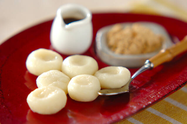 赤い和風のプレートに盛られた白玉団子とスプーン