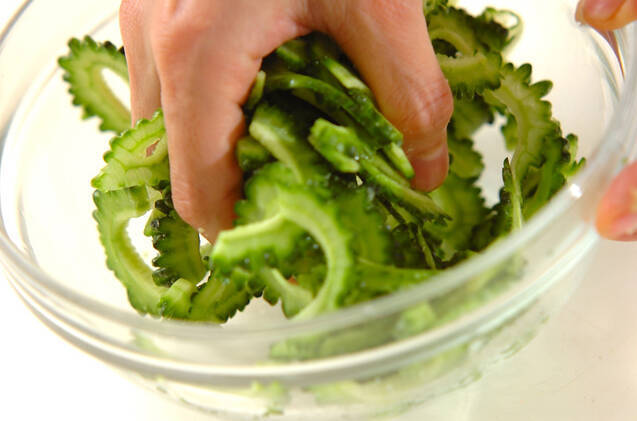 夏バテ予防に！しっかり味のゴーヤチャンプルーの作り方の手順1