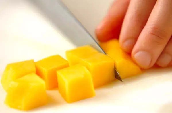 フレッシュな香り!マンゴーゼリーの下準備1