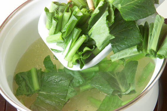 定番！小松菜と油揚げの味噌汁の作り方の手順2