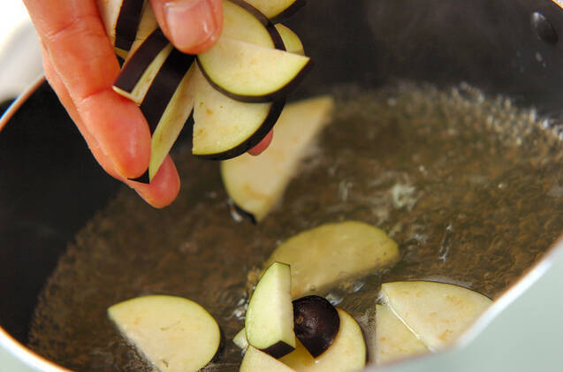 ナスと天かすのみそ汁の作り方の手順2