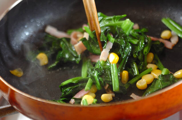 ホウレン草とベーコン、コーンのソテーの作り方の手順2