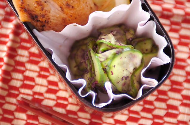 キュウリとユカリの即席漬け