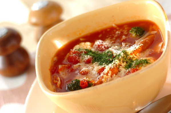 四角い器に盛られたキャベツのトマトチーズスープ