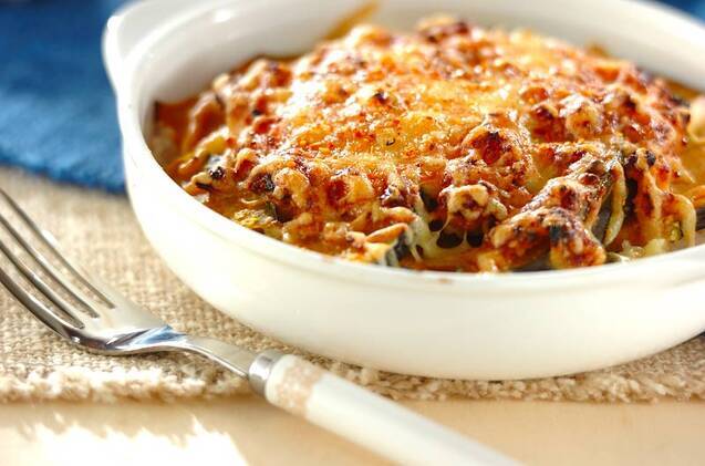 白いグラタン皿に入ったかぼちゃの肉みそドリア