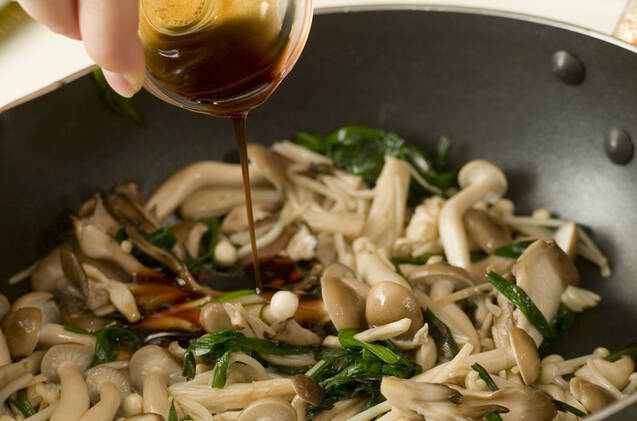 ゴマ油香る！ニラとキノコの簡単炒めの作り方の手順3
