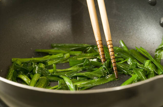 ゴマ油香る！ニラとキノコの簡単炒めの作り方の手順2