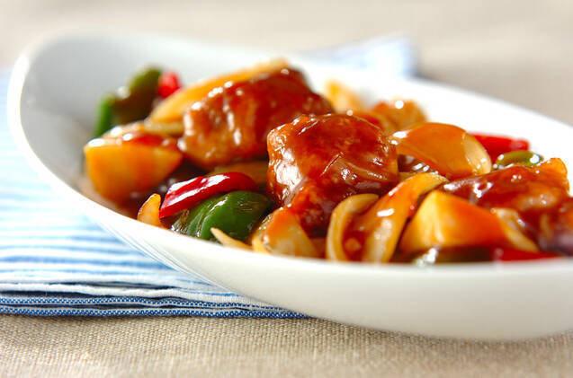 白い皿に盛られた揚げない本格酢豚