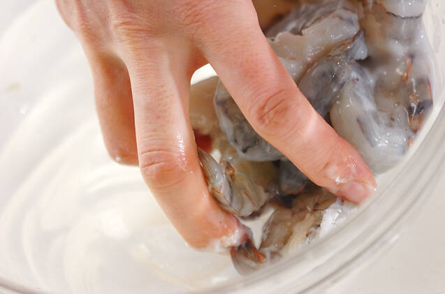 イカとエビのマヨ炒めの作り方の手順1