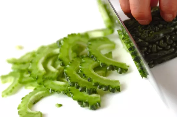 無限に食べられる!ゴーヤとひき肉の卵炒めの下準備1