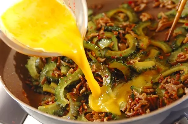 無限に食べられる!ゴーヤとひき肉の卵炒めの作り方2