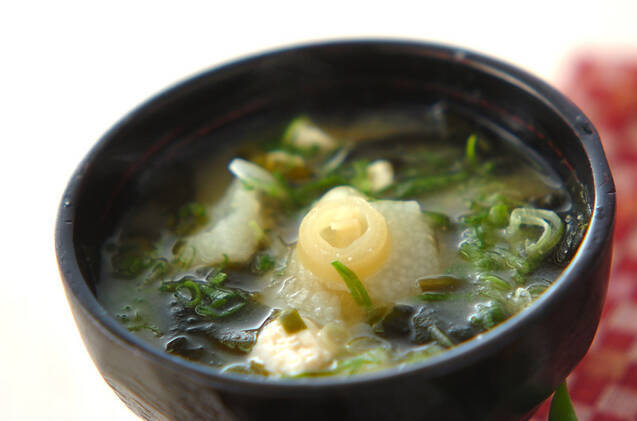 黒い汁椀に盛り付けたたたき長芋と豆腐の味噌汁