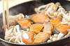 鮭とキノコのユズコショウ炒めの作り方の手順2