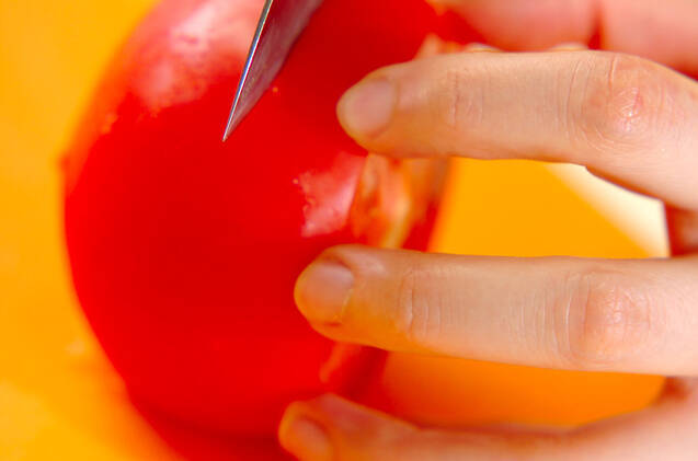 トマトと玉ネギのサンドサラダの作り方の手順1