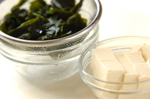 豆腐と塩ワカメのスープの作り方の手順1