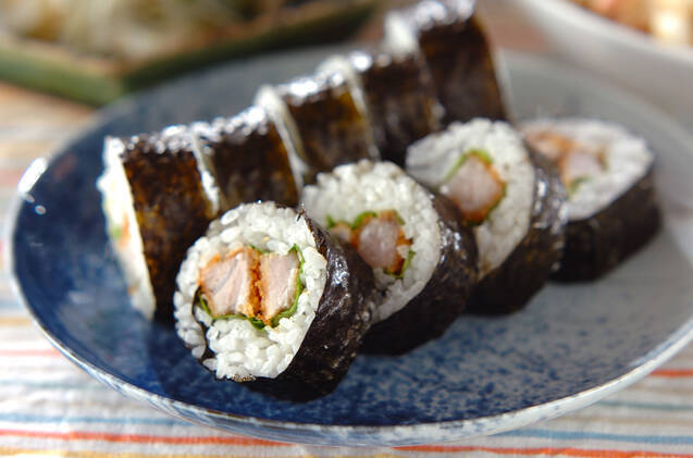 青い丸皿に盛り付けたとんかつ海苔巻き