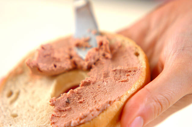 レバーペーストのベーグルサンドの作り方の手順1