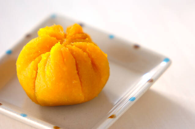 水玉柄の四角い皿にかぼちゃ茶巾がのっている様子