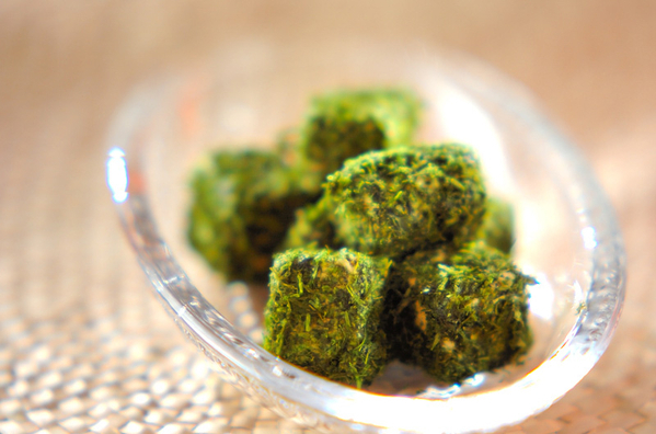 ガラスの器に盛り付けられたクリームチーズのしょうゆ漬け