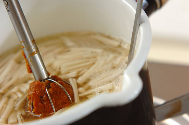 エノキと豆腐のみそ汁の作り方の手順5