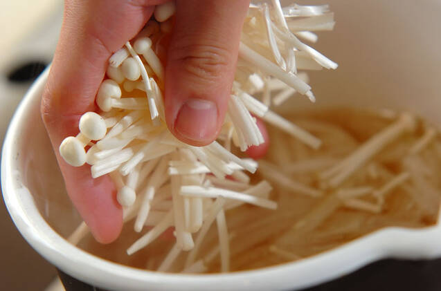 エノキと豆腐のみそ汁の作り方の手順4