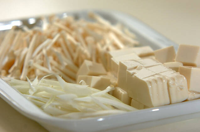 エノキと豆腐のみそ汁の作り方の手順1