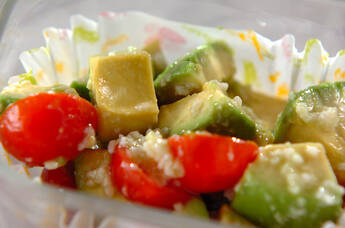 アボカドとトマトの塩麹サラダ