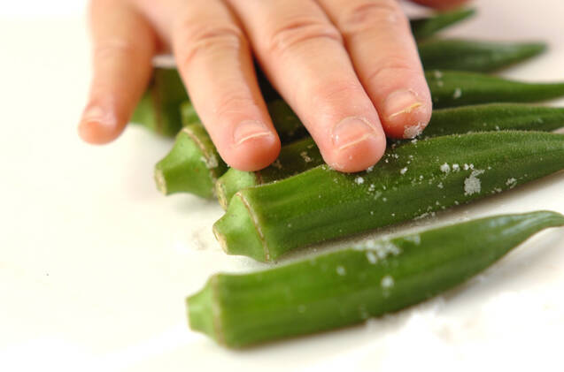 オクラと豆腐のサラダの作り方の手順1