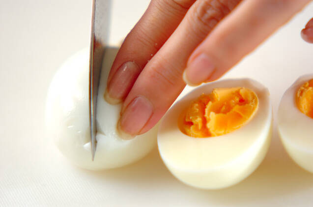 ゆで卵のゴマ油がけの作り方の手順1