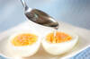 ゆで卵のゴマ油がけの作り方の手順2