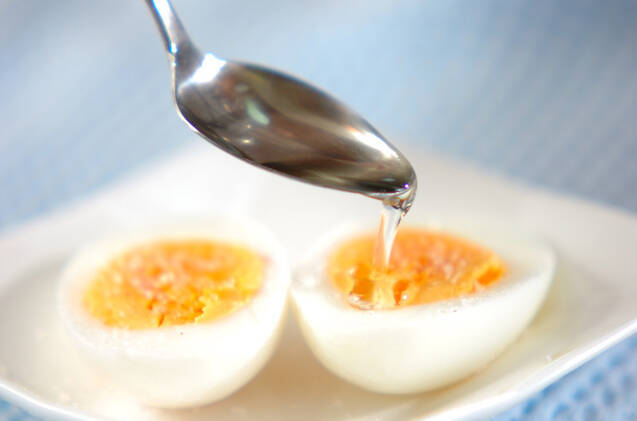 ゆで卵のゴマ油がけの作り方の手順2
