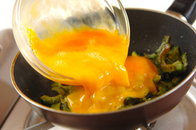シンプルで簡単！苦さ控えめゴーヤと卵炒めの作り方の手順4