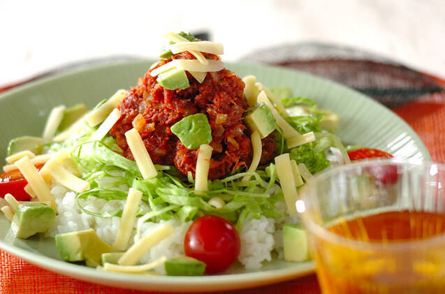 お皿に盛られたコンビーフタコライスプレート