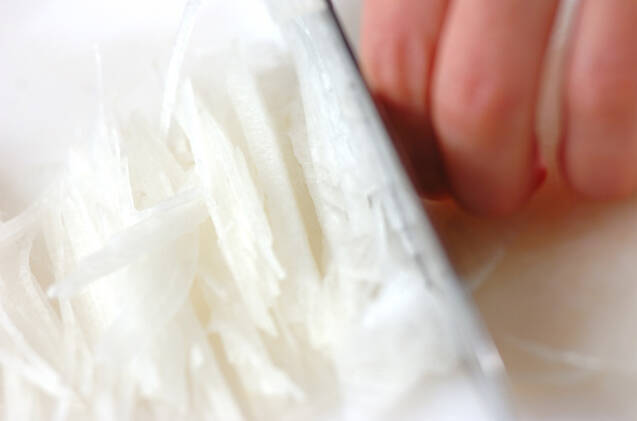 せん切り大根の中華スープの作り方の手順1