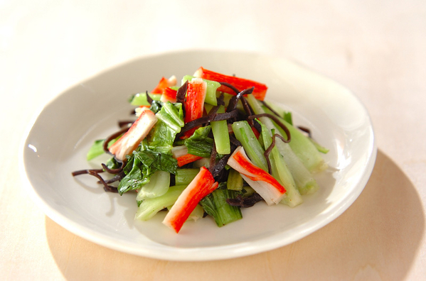 白い器に盛り付けたきくらげとチンゲン菜のさっぱり炒め